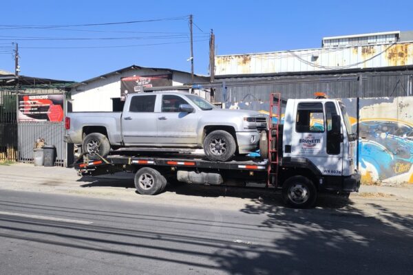 Grúa Brunetti realizando remolque de vehículo en Santiago