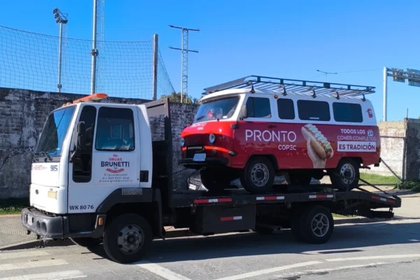 furgon completo pronto copec Camión Grúas Brunetti realizando transporte activacion marca eventos de copec